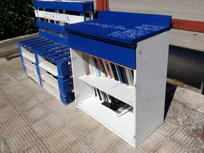 Si tratta di postazioni contenenti dei libri a disposizione di chiunque voglia leggerli o scambiarli